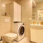 Apartman Inspiration Station - My Joyful, Cosy&inviting - Smart Thermostat - Private Parking - Ior Park - Long Term Price Cuts *