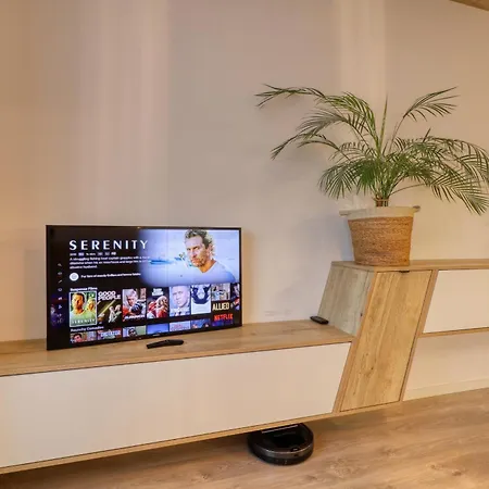 Daire Inspiration Station - My Joyful, Cosy&inviting - Smart Thermostat - Private Parking - Ior Park - Long Term Price Cuts *