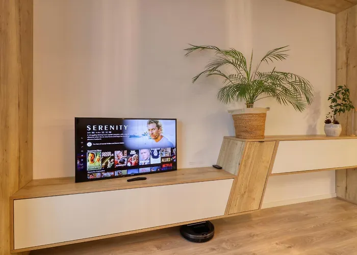 Апартаменти Inspiration Station - My Joyful, Cosy&inviting - Smart Thermostat - Private Parking - Ior Park - Long Term Price Cuts *